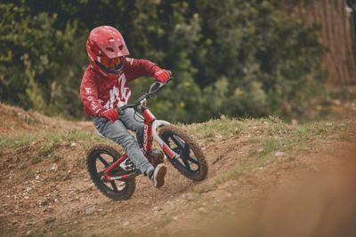 28320_Electric Balance Bikes _ eDRIVE _ 2022 _ Action